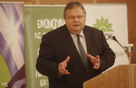 Βενιζέλος: Θέλουν να πέσει η κυβέρνηση για να πλήξουν εμένα