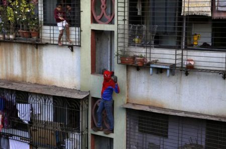 Ινδία: «παράθυρο – παράθυρο» ζητάει ψήφους ο «Σπάιντερμαν»