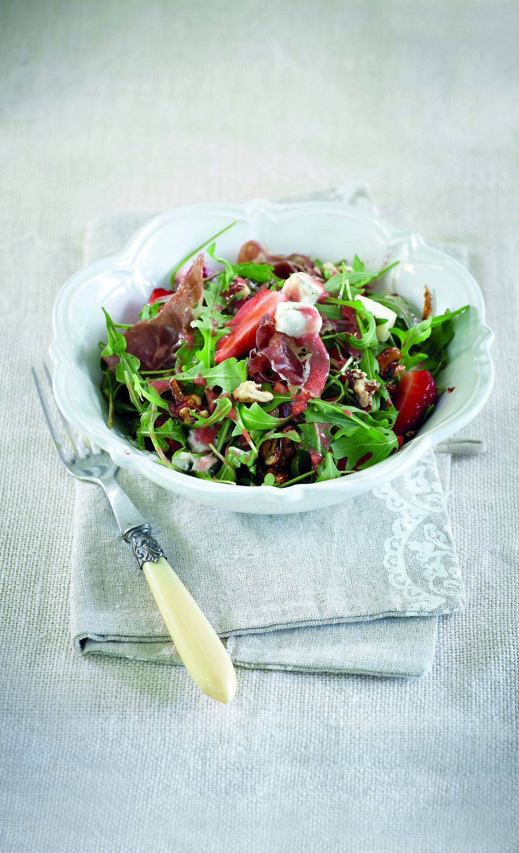 Σαλάτα ρόκας με φράουλες και καρύδια