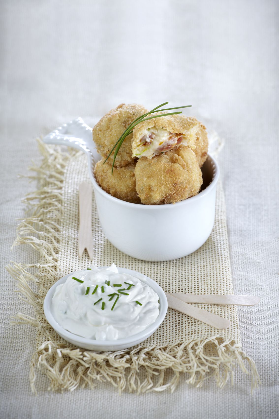 Πατατοκροκέτες με τσορίθο και σος γιαουρτιού