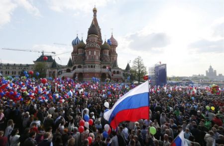 Χιλιάδες διαδηλωτές κατέκλυσαν την Κόκκινη Πλατεία για την Πρωτομαγιά