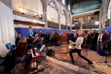 Βρετανία: Οσοι άπιστοι προσέλθετε στη «Συνέλευση της Κυριακής»