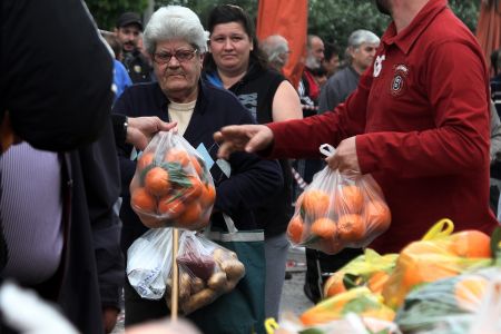 Συνεχίζουν την απεργία διαρκείας οι παραγωγοί των λαϊκών αγορών