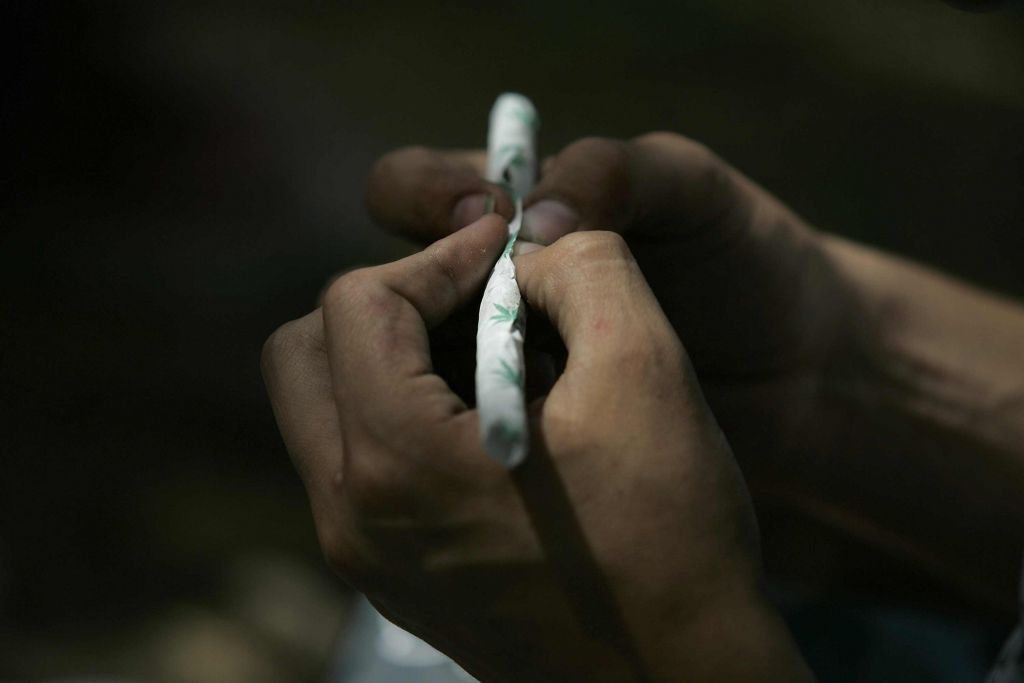 Το FBI δυσκολεύεται να βρει χάκερ που να μην καπνίζουν χασίς