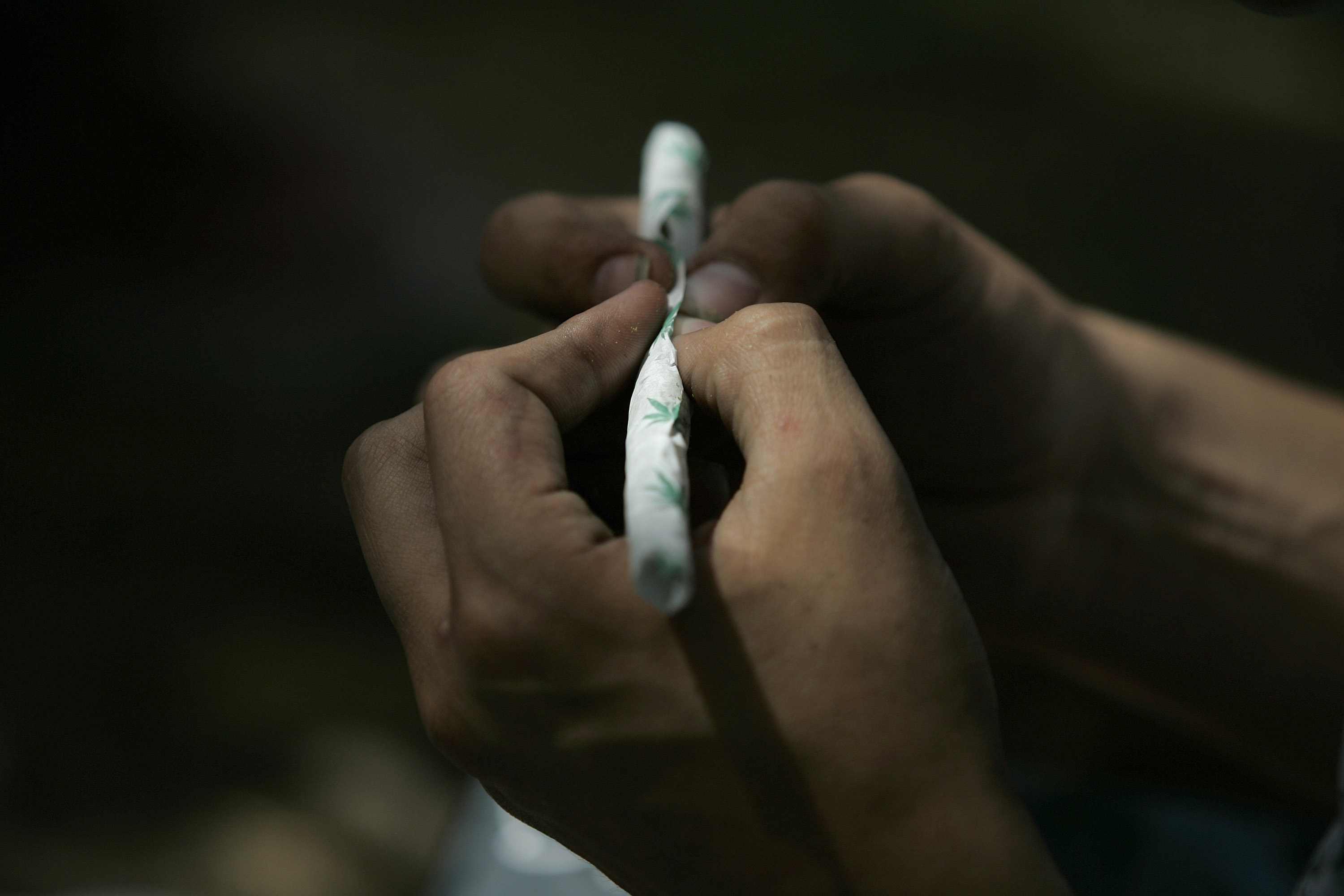 Το FBI δυσκολεύεται να βρει χάκερ που να μην καπνίζουν χασίς