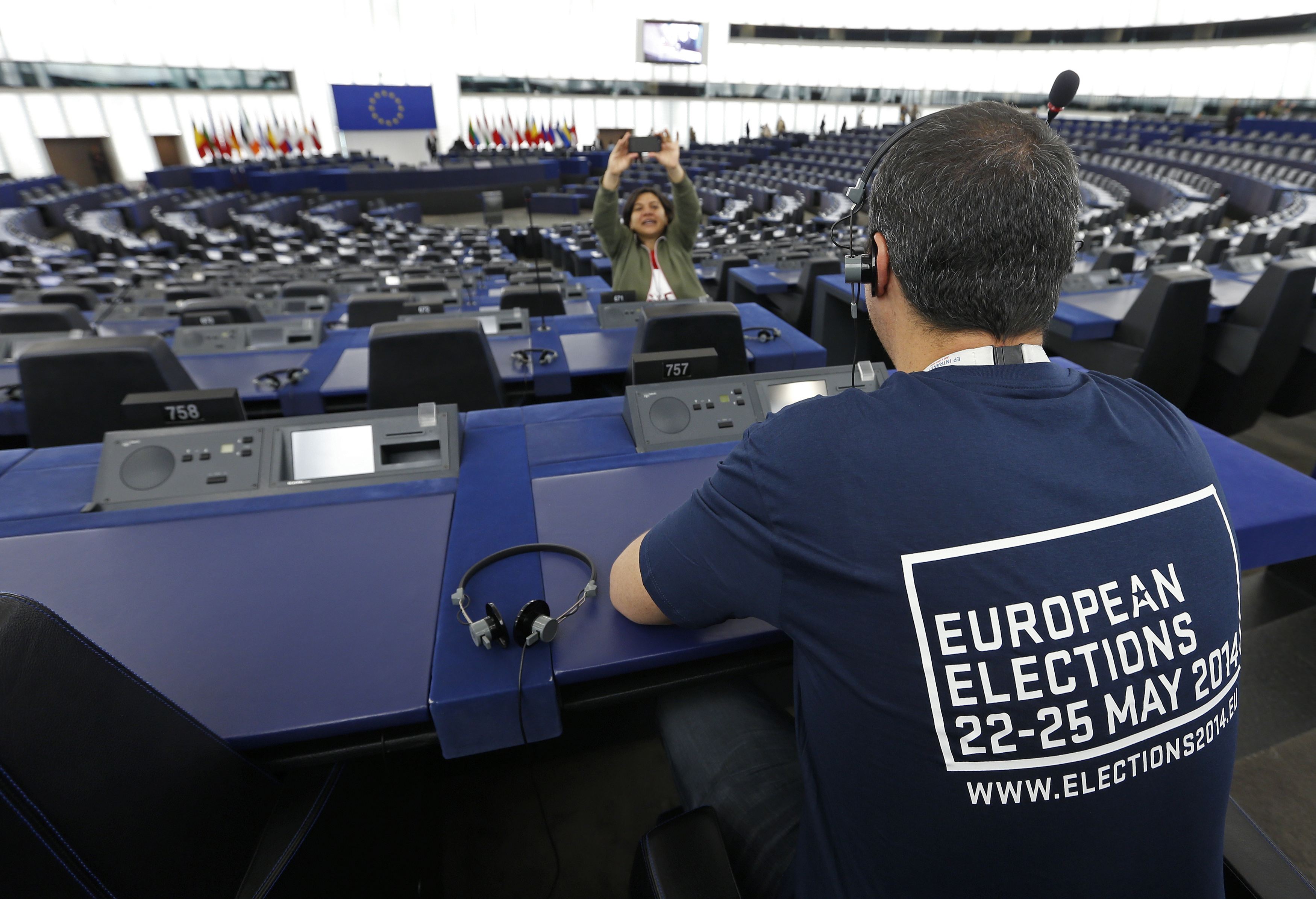 PollWatch: Η κεντροδεξιά προηγείται με μικρή διαφορά στις ευρωεκλογές