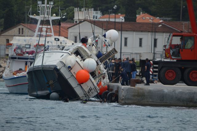 Refugees rescued off coast of Samos transferred to Piraeus