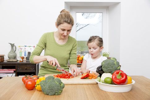 Πιο υγιεινά τρώνε τα παιδιά που βοηθούν στο μαγείρεμα
