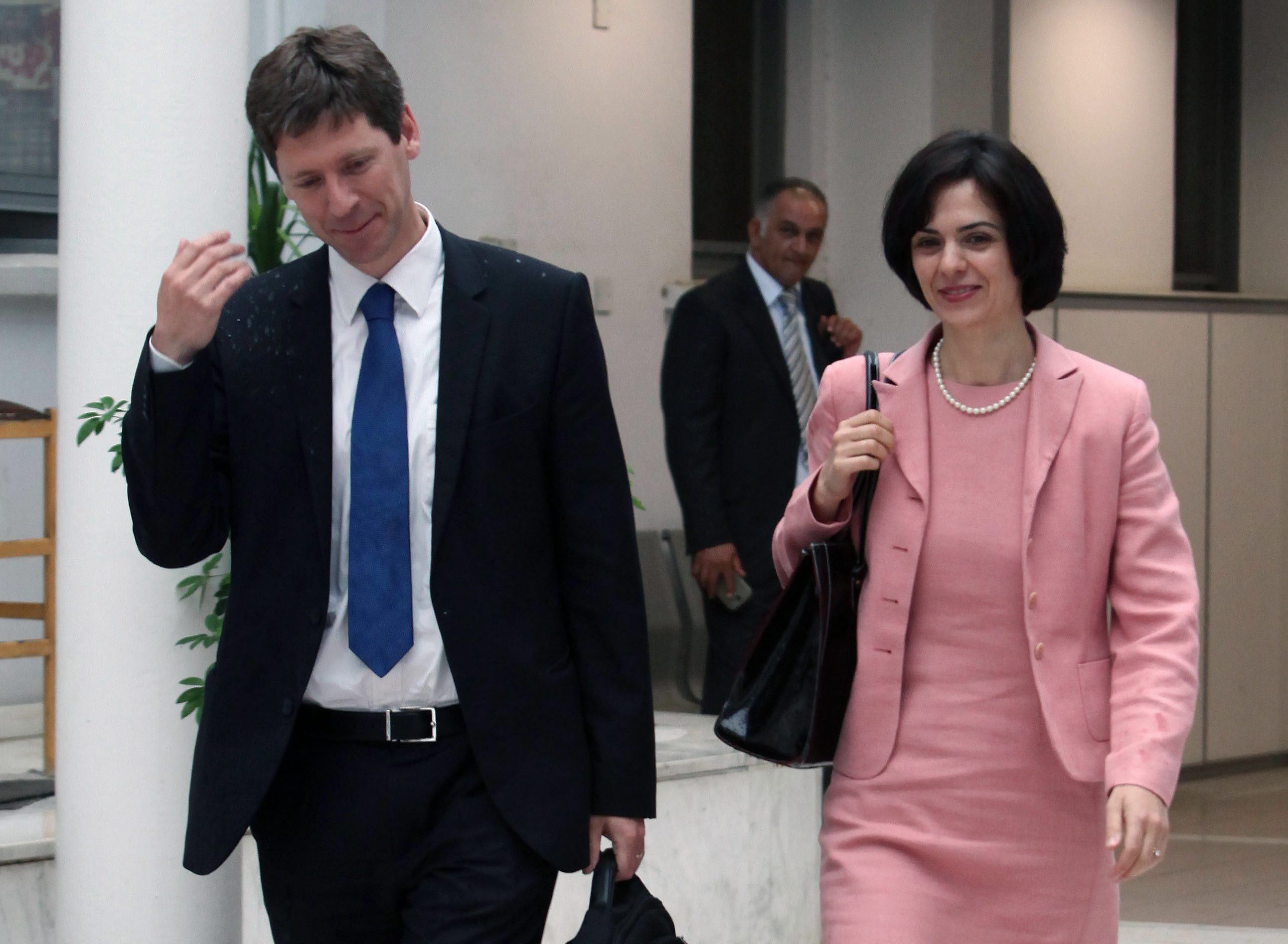 Μπουκέτο από αγκάθια στη συνάντηση Κατρούγκαλου-τρόικας