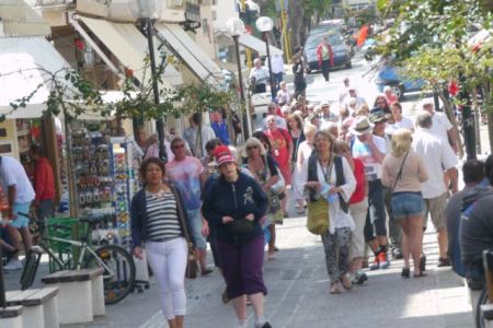 ΕΛΣΤΑΤ: Αύξηση 8,7% στις αφίξεις σε ξενοδοχεία και καμπίνγκ το 2014