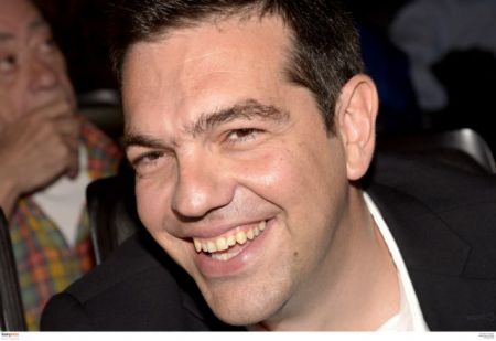 Πρόεδρε, έχεις ένα… σφυροδρέπανο πίσω σου