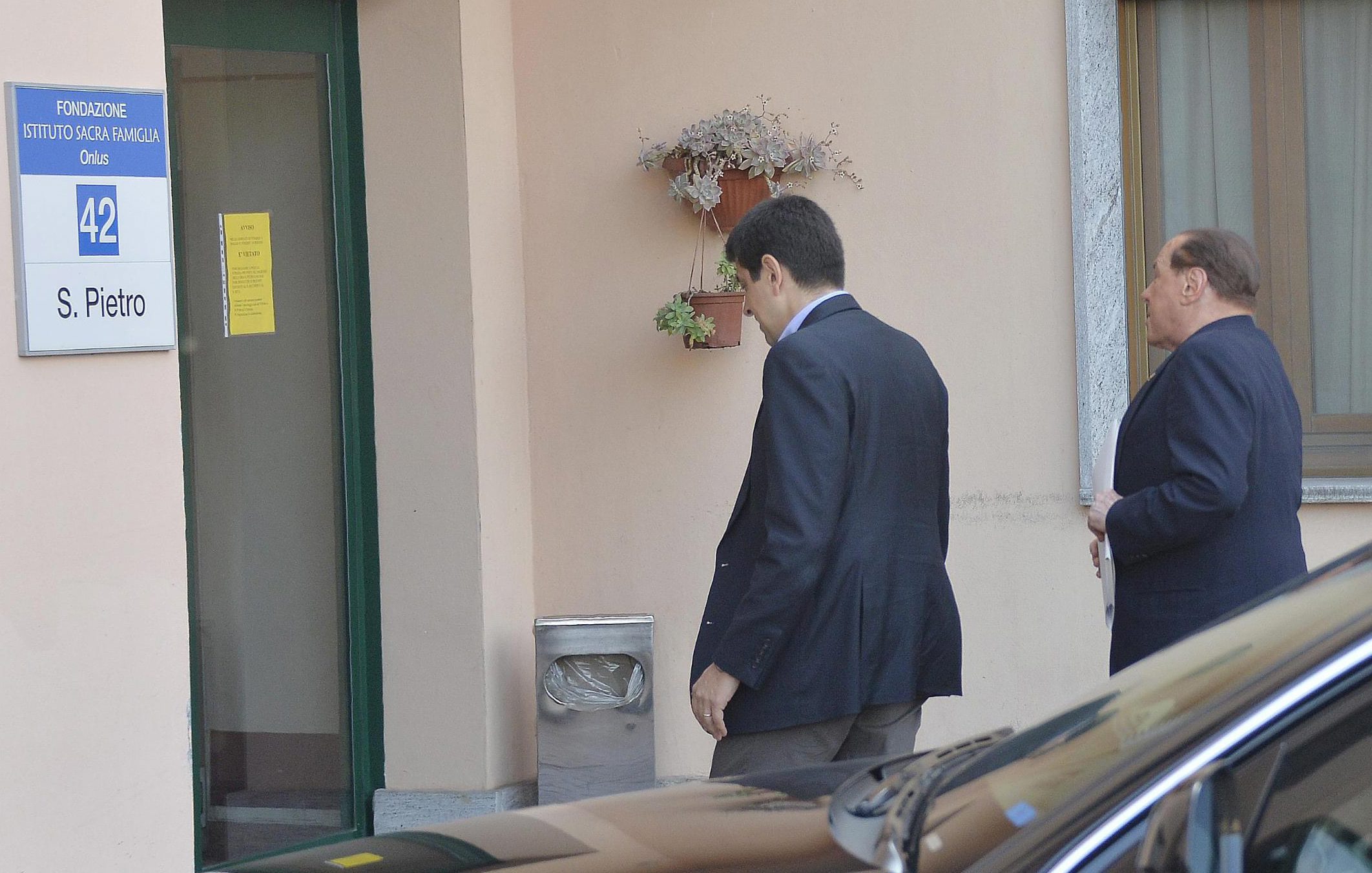 Μπερλουσκόνι: Αρχισε να εκτίει την ποινή του σε… οίκο ευγηρίας