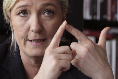 Le Monde: Χρονικό προαναγγελθείσας καταστροφής η άνοδος Λεπέν