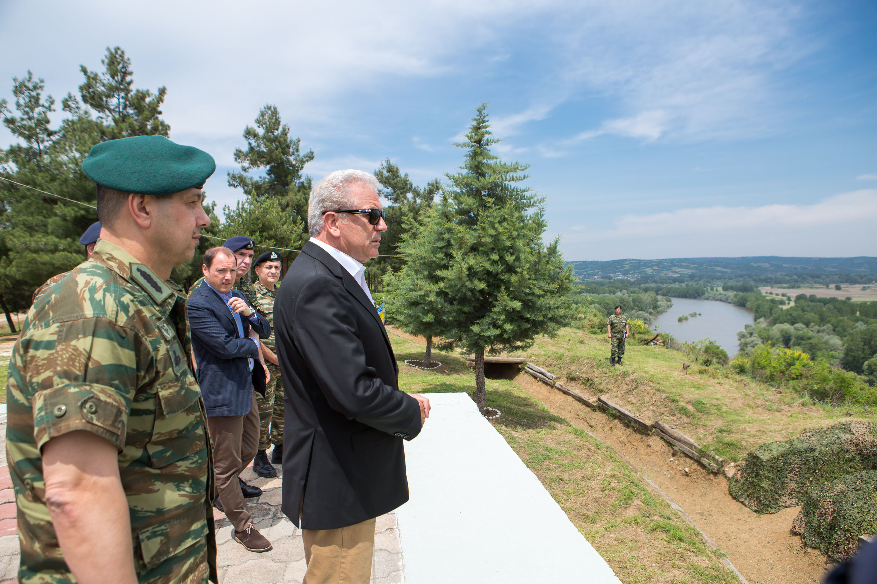 Στρατιωτικούς σχηματισμούς στη Λάρισα επισκέπτεται ο Αβραμόπουλος