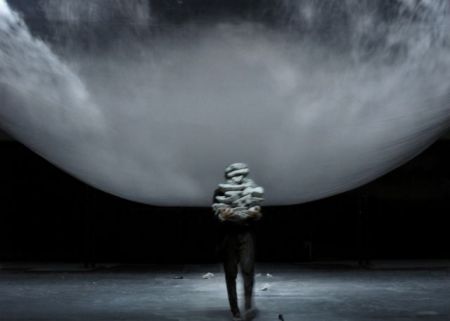 Δημήτρης Παπαϊωάννου: Ο καλλιτέχνης που απογυμνώνεται στη σκηνή