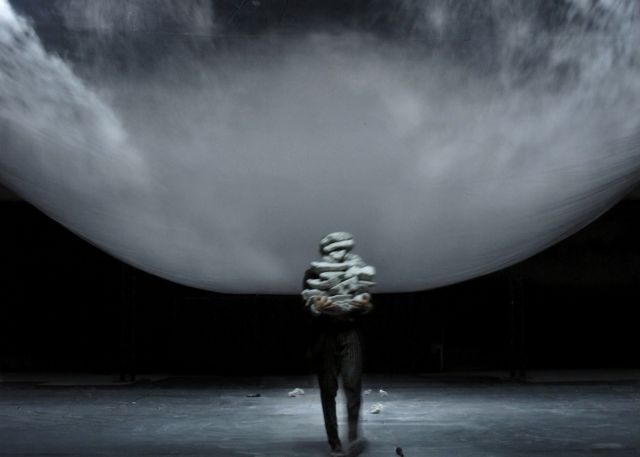 Δημήτρης Παπαϊωάννου: Ο καλλιτέχνης που απογυμνώνεται στη σκηνή