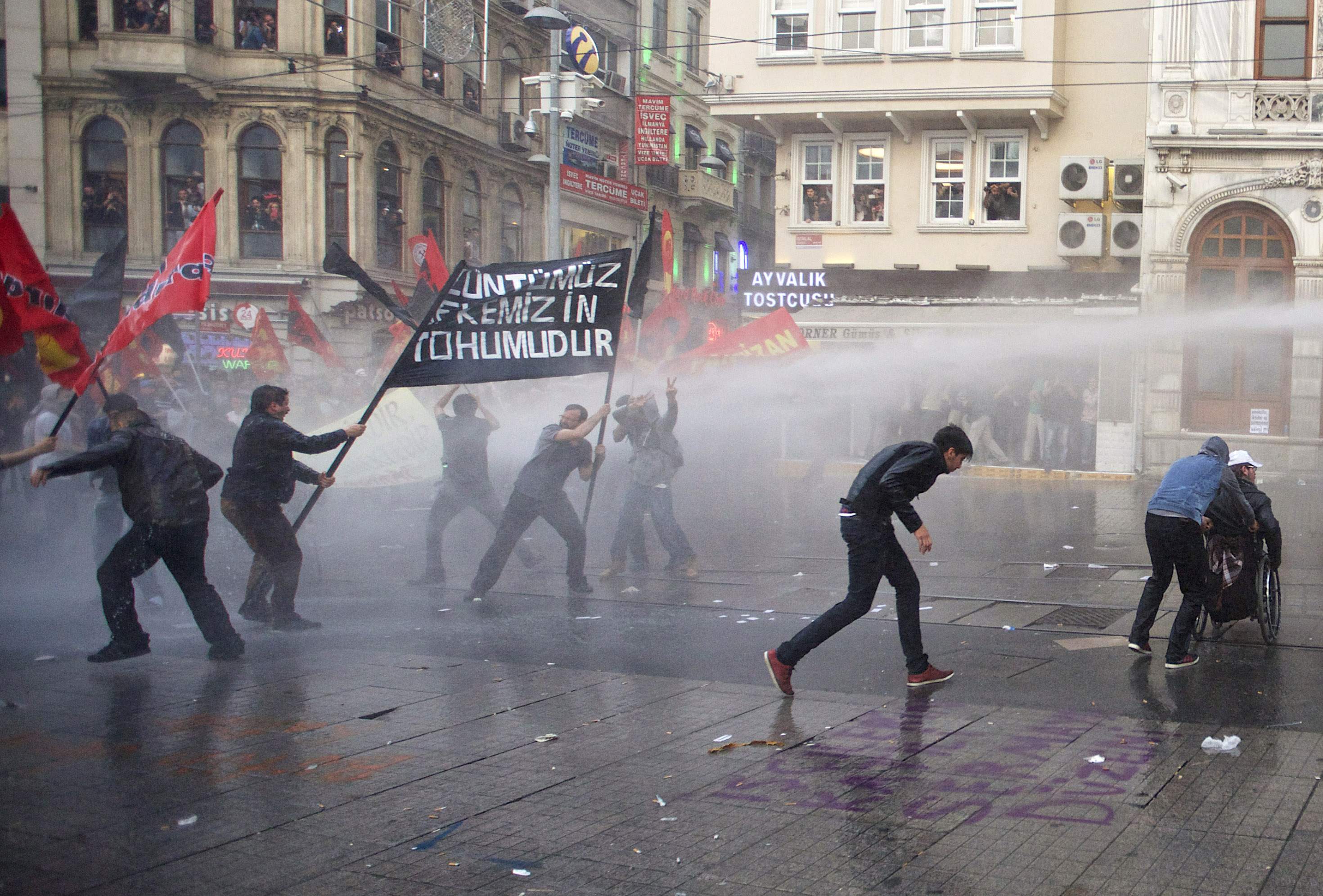 Διαδηλώσεις οργής στην Τουρκία – Στον τόπο της τραγωδίας ο Γκιουλ