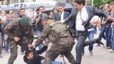 «Χτυπήθηκε πρώτος» ο επίμαχος σύμβουλος του Ερντογάν