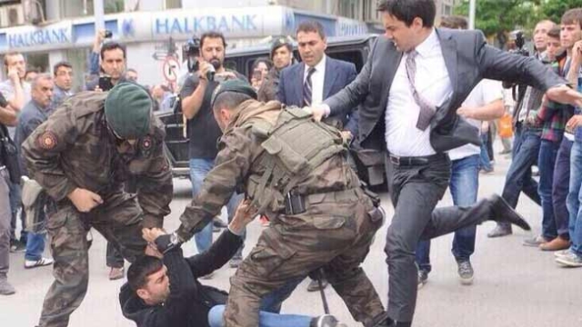 «Χτυπήθηκε πρώτος» ο επίμαχος σύμβουλος του Ερντογάν