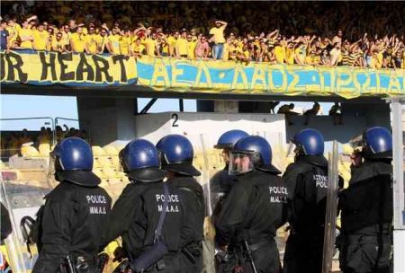 Κύπρος: Διεκόπη το ντέρμπι τίτλου ΑΕΛ-ΑΠΟΕΛ λόγω επεισοδίων