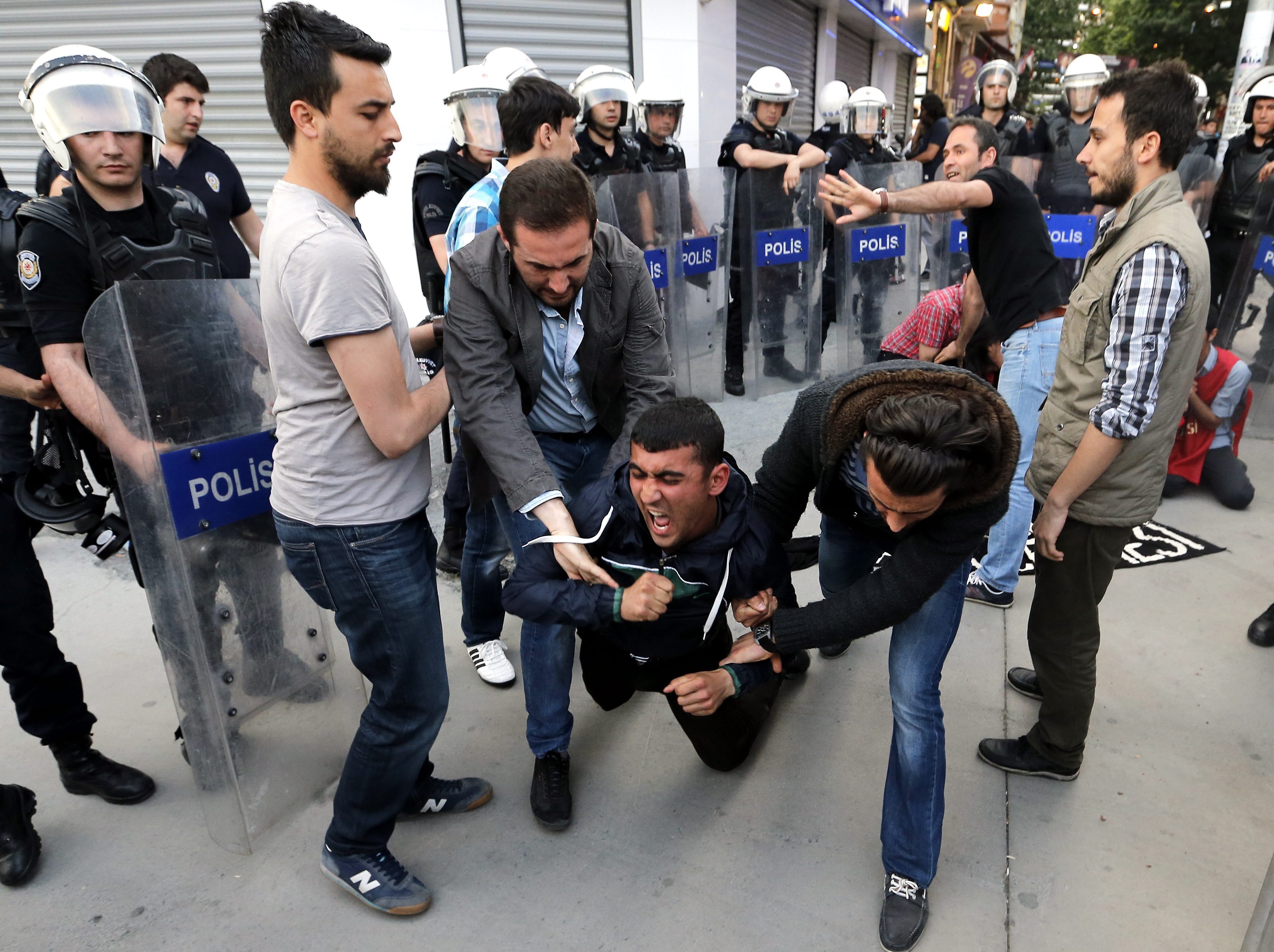 Τουρκία: Απολύθηκε ο σύμβουλος του Ερντογάν που κλώτσησε διαδηλωτή