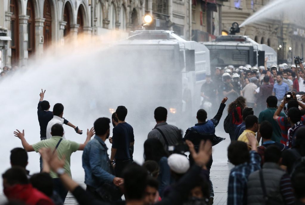 Τούρκοι αστυνομικοί πυροβόλησαν Κούρδο που κατέβαζε τη σημαία