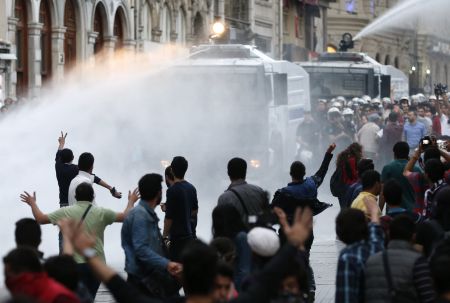 Τούρκοι αστυνομικοί πυροβόλησαν Κούρδο που κατέβαζε τη σημαία