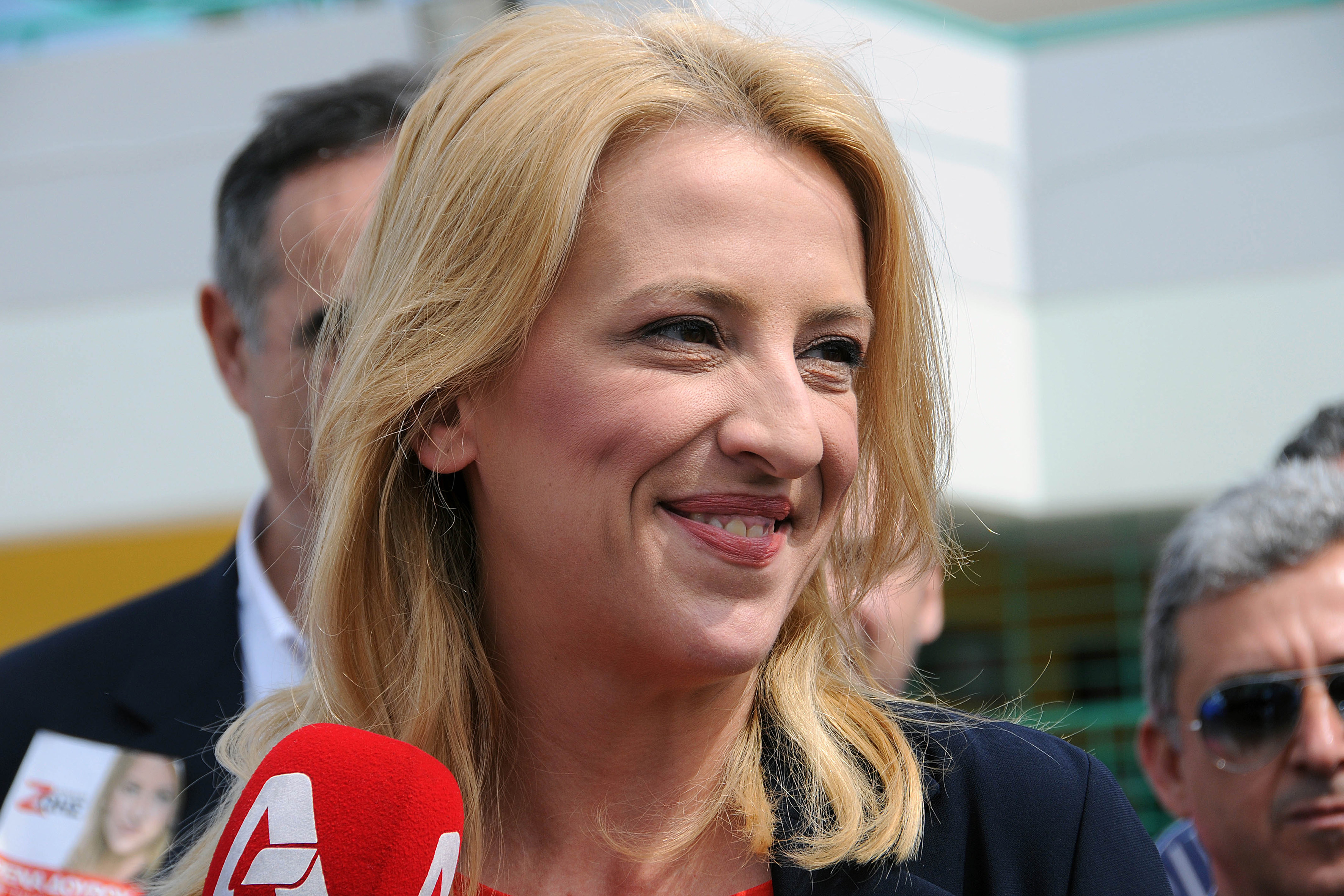 Ρένα Δούρου: Ζητά διακαναλικό ντιμπέιτ με τον Γιάννη Σγουρό