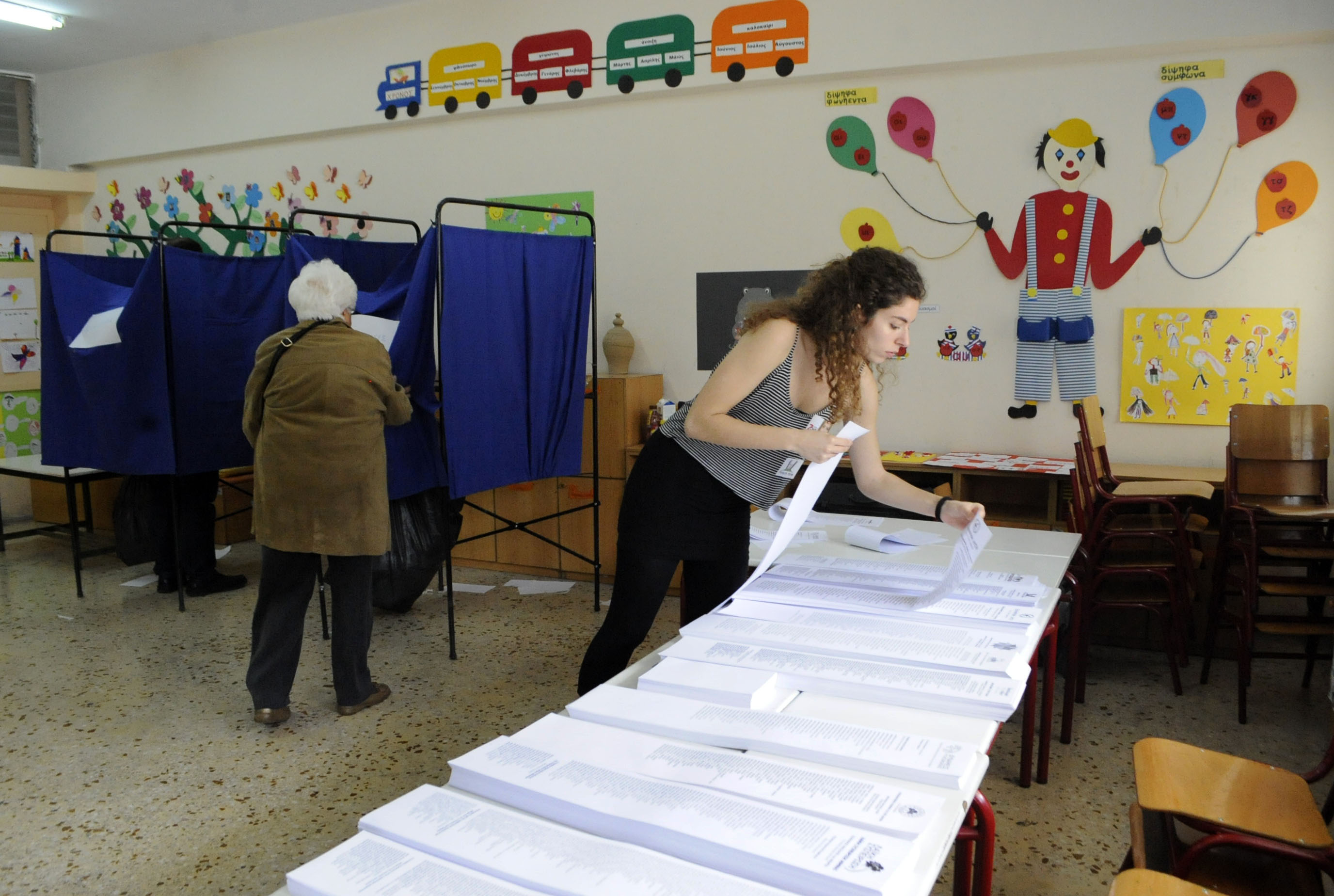 Φλερτ ΣΥΡΙΖΑ – ψηφοφόρων Χρυσής Αυγής «βλέπει» η κυβέρνηση