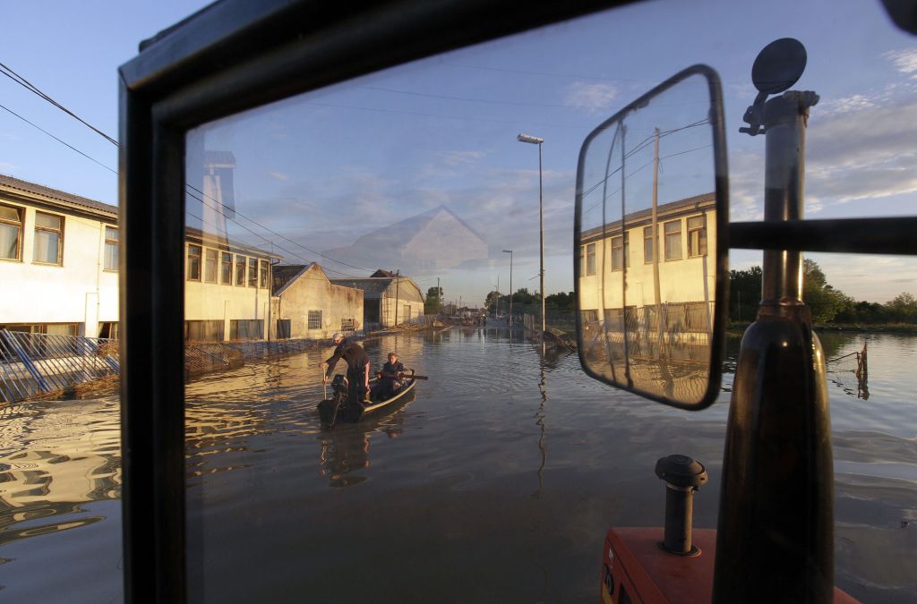 Δεκάδες νεκροί σε Σερβία και Βοσνία από τις πλημμύρες