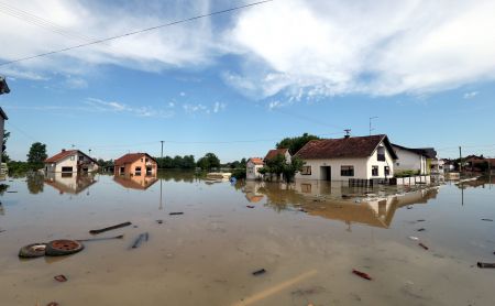 Σερβία – Βοσνία: Αυξήσεις τιμών, κλοπές και πολιτικές εντάσεις