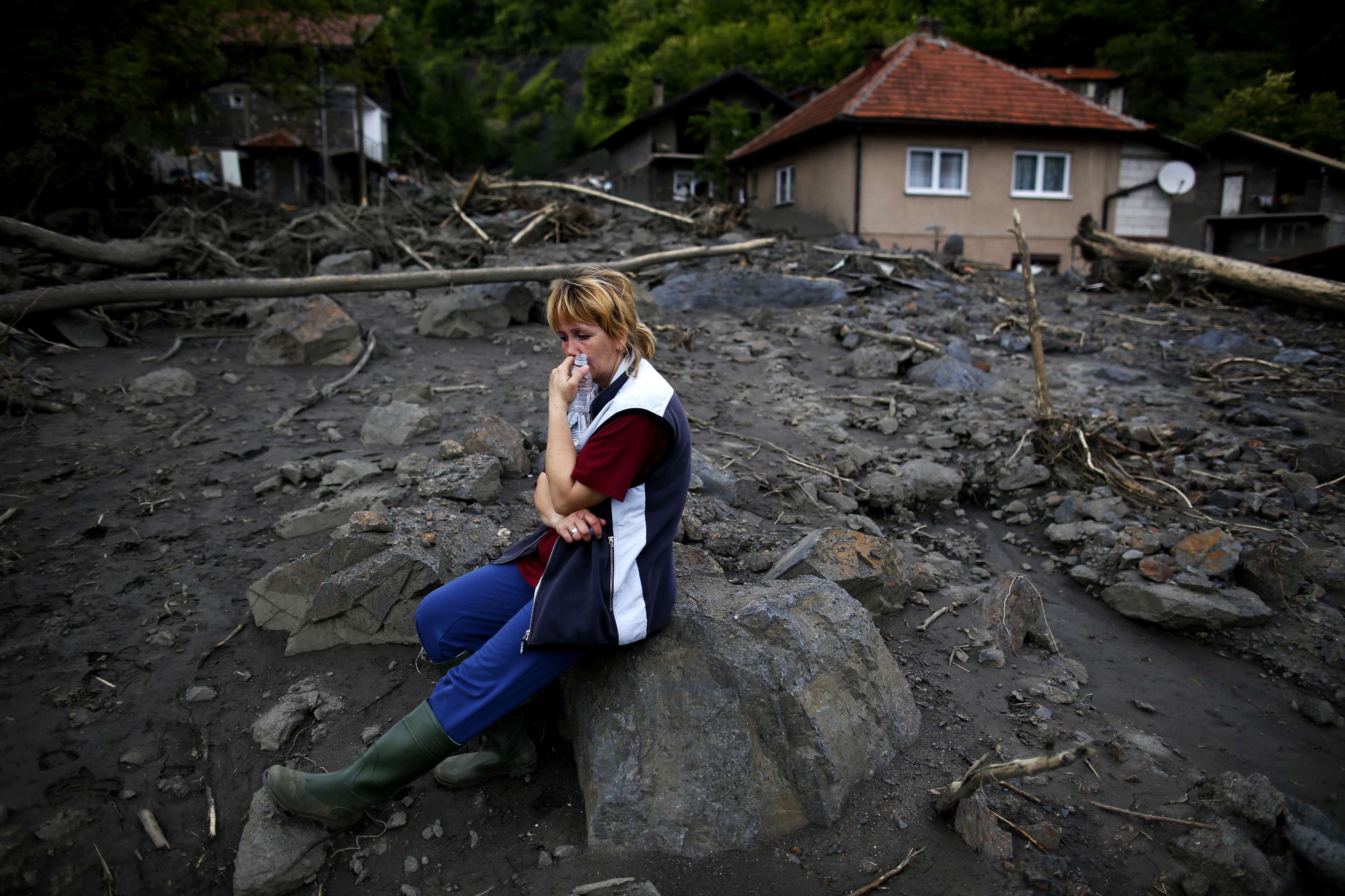 Βαλκάνια: Μάχη για επιβίωση μετά τις πλημμύρες – Στους 50 οι νεκροί