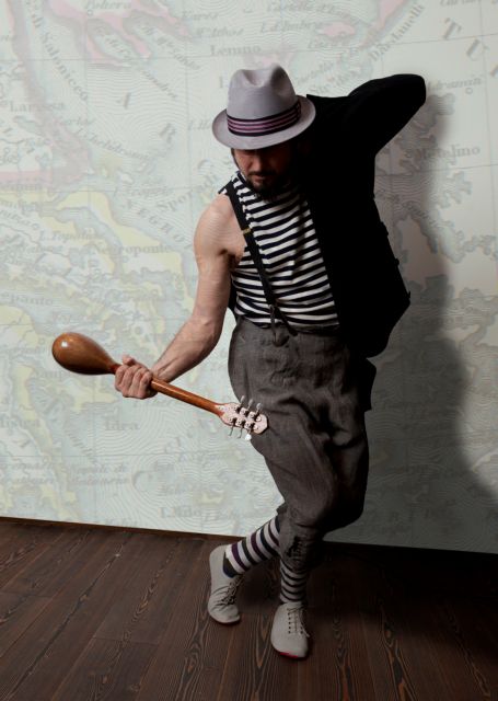 Βινίτσιο Καποσέλα: Ενας ιταλός ρεμπέτης σε μαγερειό της Βαρβακείου