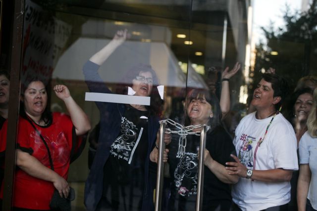 Cleaners occupy Ministry of Finances demanding reappointment