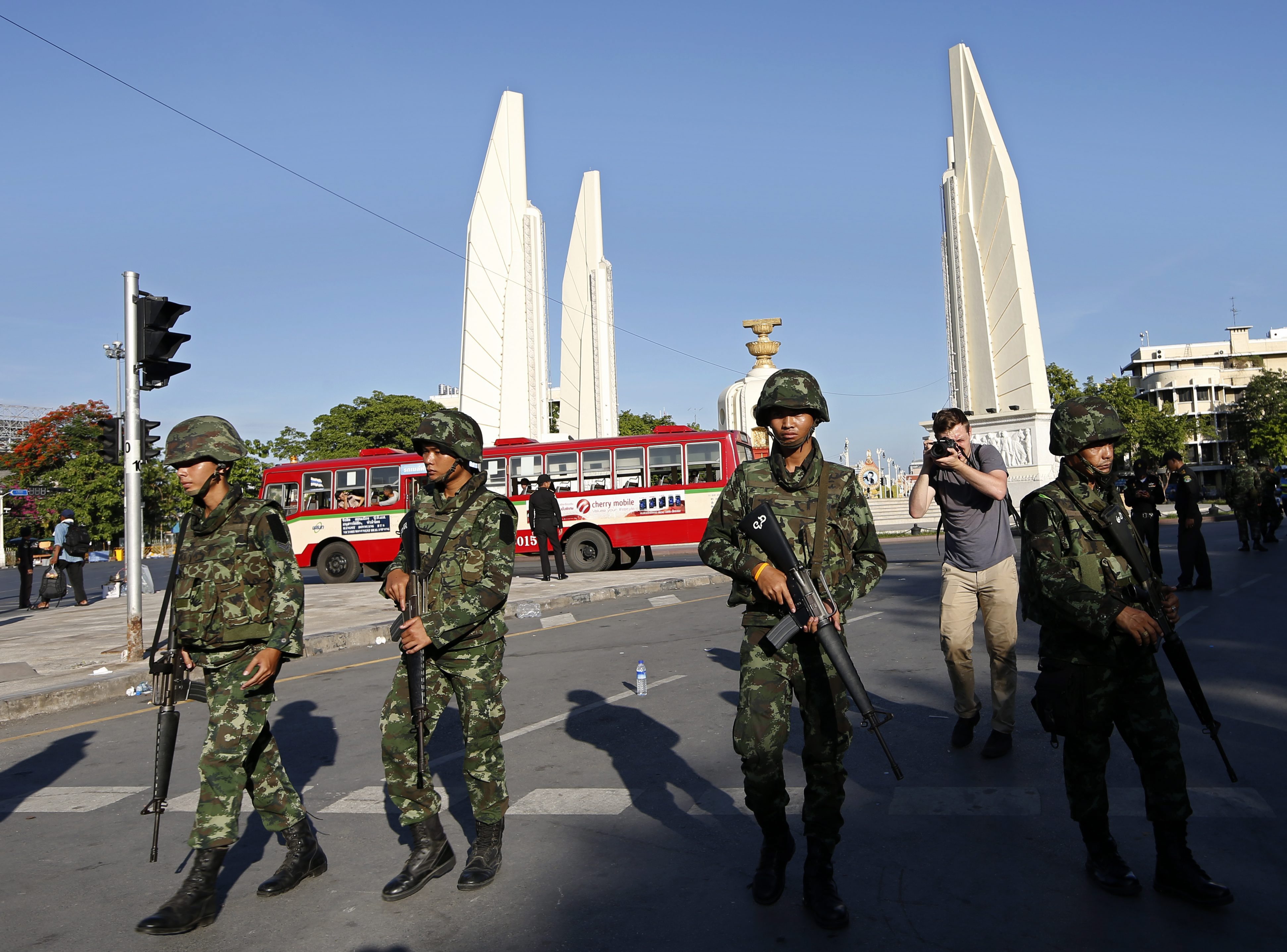 Ταϊλάνδη: Στο αρχηγείο του στρατού η έκπτωτη πρωθυπουργός