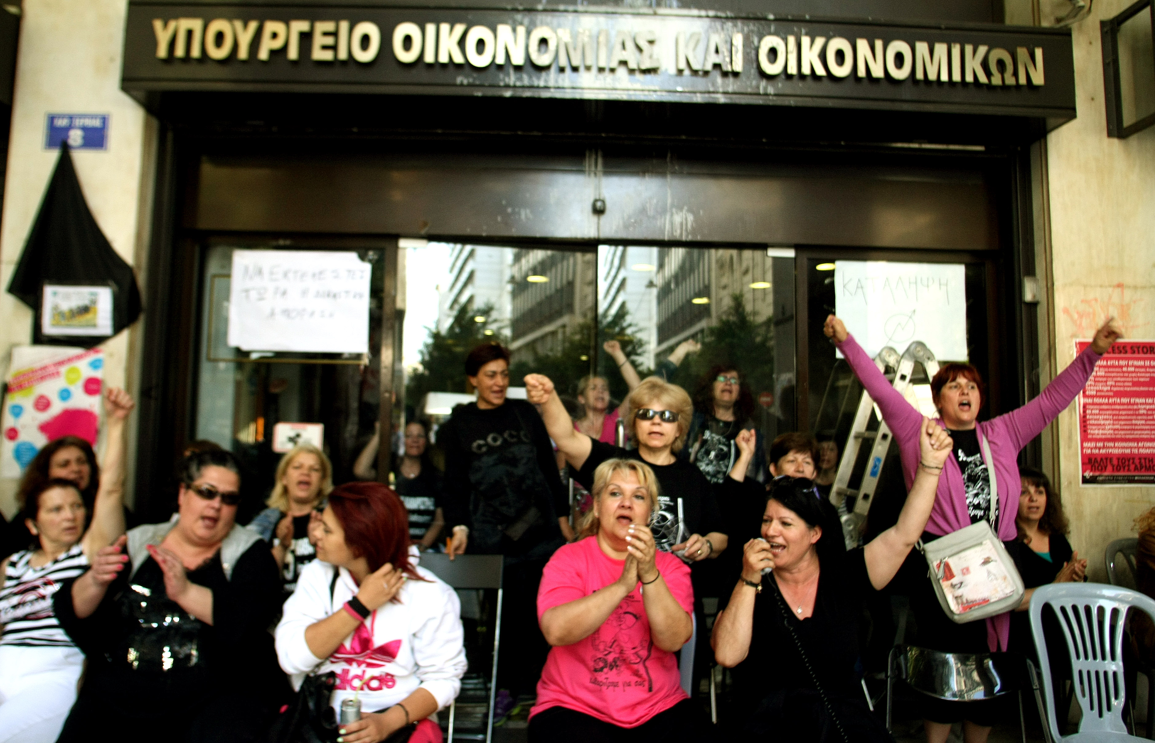 ΥΠΟΙΚ: Δεν υπάρχει υποχρέωση επαναπρόσληψης των καθαριστριών