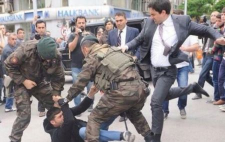 «Ο σύμβουλος του Ερντογάν με κλώτσησε χωρίς να προκαλέσω»