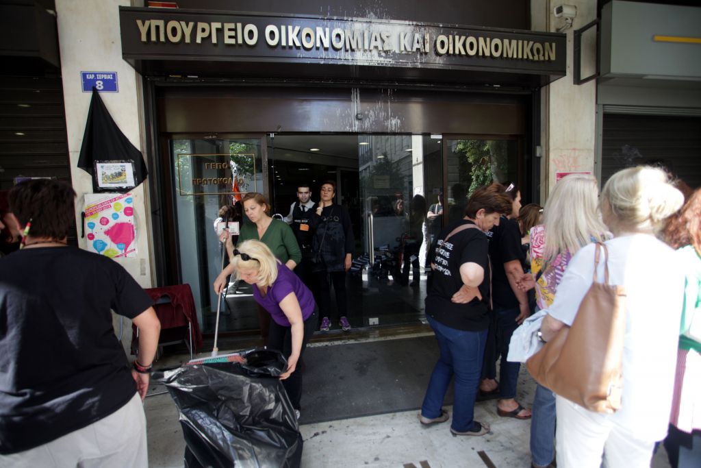 Αρειος Πάγος: Απόρριψη της προσφυγής του υπουργείου Οικονομικών για την επαναπρόσληψη των καθαριστριών