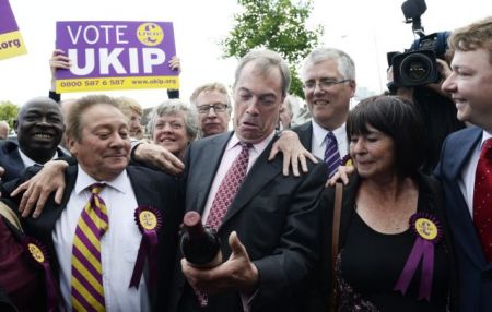 Ολα τα ακροδεξιά «λουλούδια» του Φάρατζ