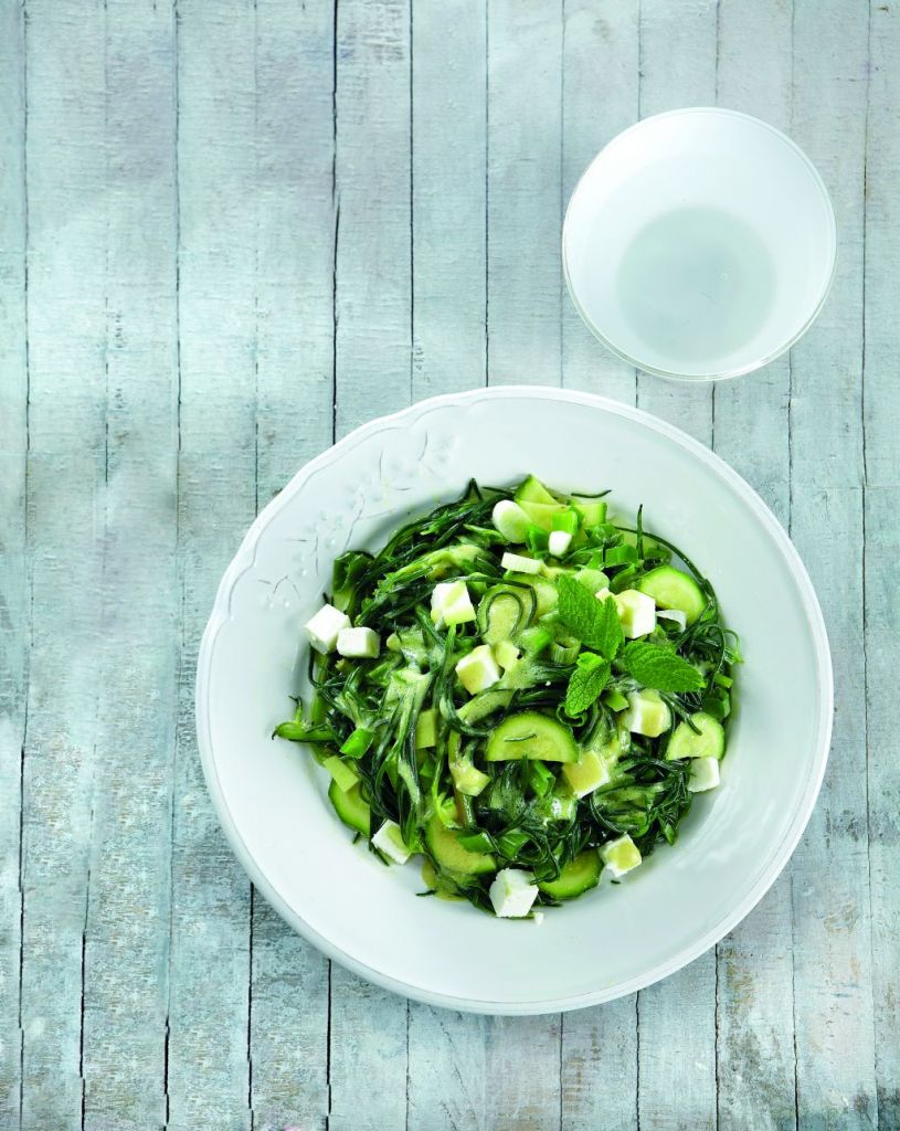 Σαλάτα με αλμύρα, κολοκυθάκια, φέτα και δυόσμο