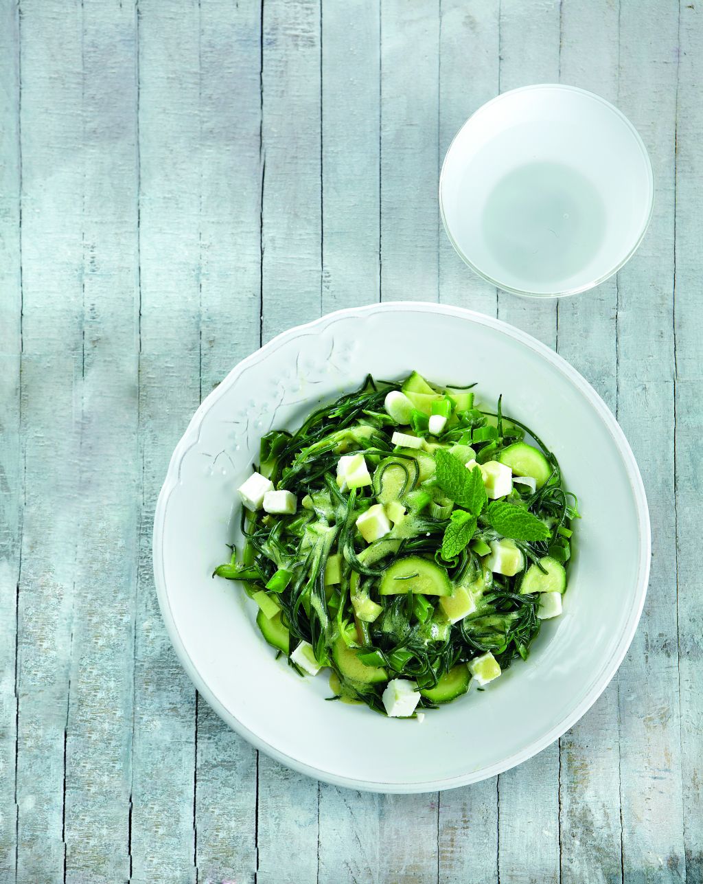 Σαλάτα με αλμύρα, κολοκυθάκια, φέτα και δυόσμο
