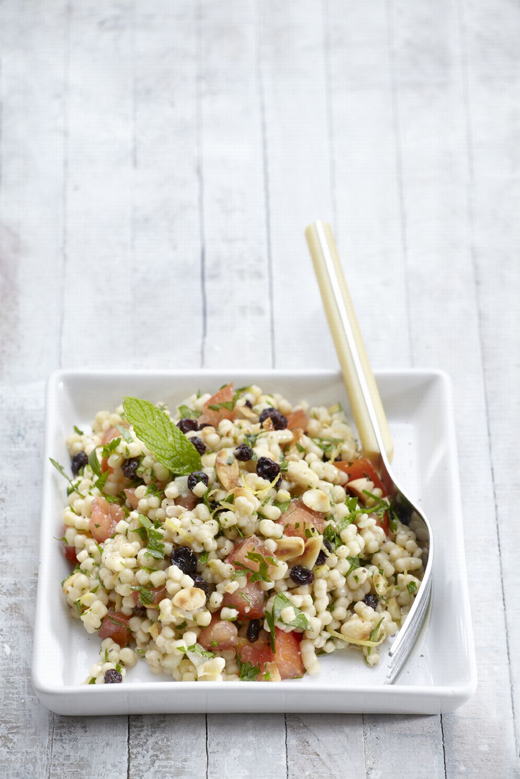 Κουσκούς με σταφίδες, δυόσμο και λεμόνι