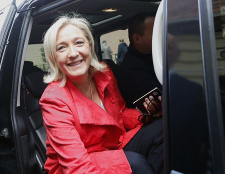 Γαλλία: Πρώτη η Λεπέν – Zητάει εκλογές