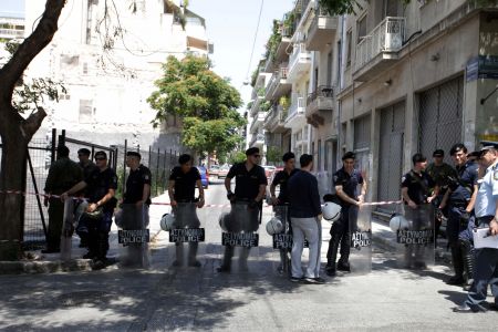 Μολότοφ έξω από τα γραφεία ΠΑΣΟΚ για τη σύλληψη Μαζιώτη