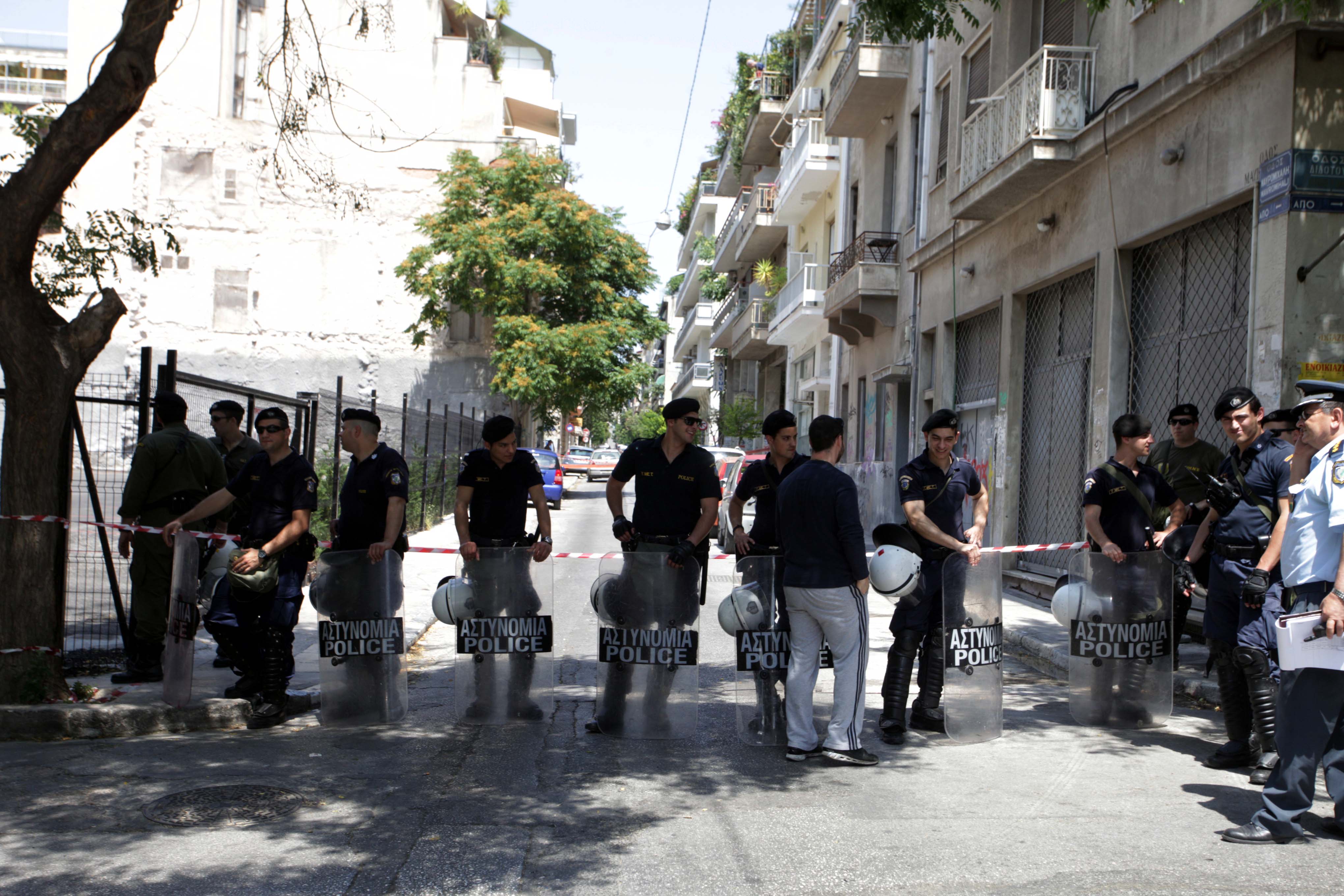 Μολότοφ έξω από τα γραφεία ΠΑΣΟΚ για τη σύλληψη Μαζιώτη