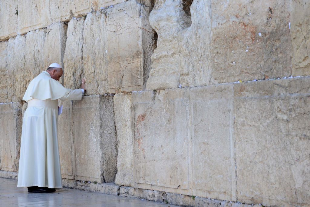 Πάπας: «Να βασιλεύσει η ειρήνη» το μήνυμα του στο Τείχος των Δακρύων