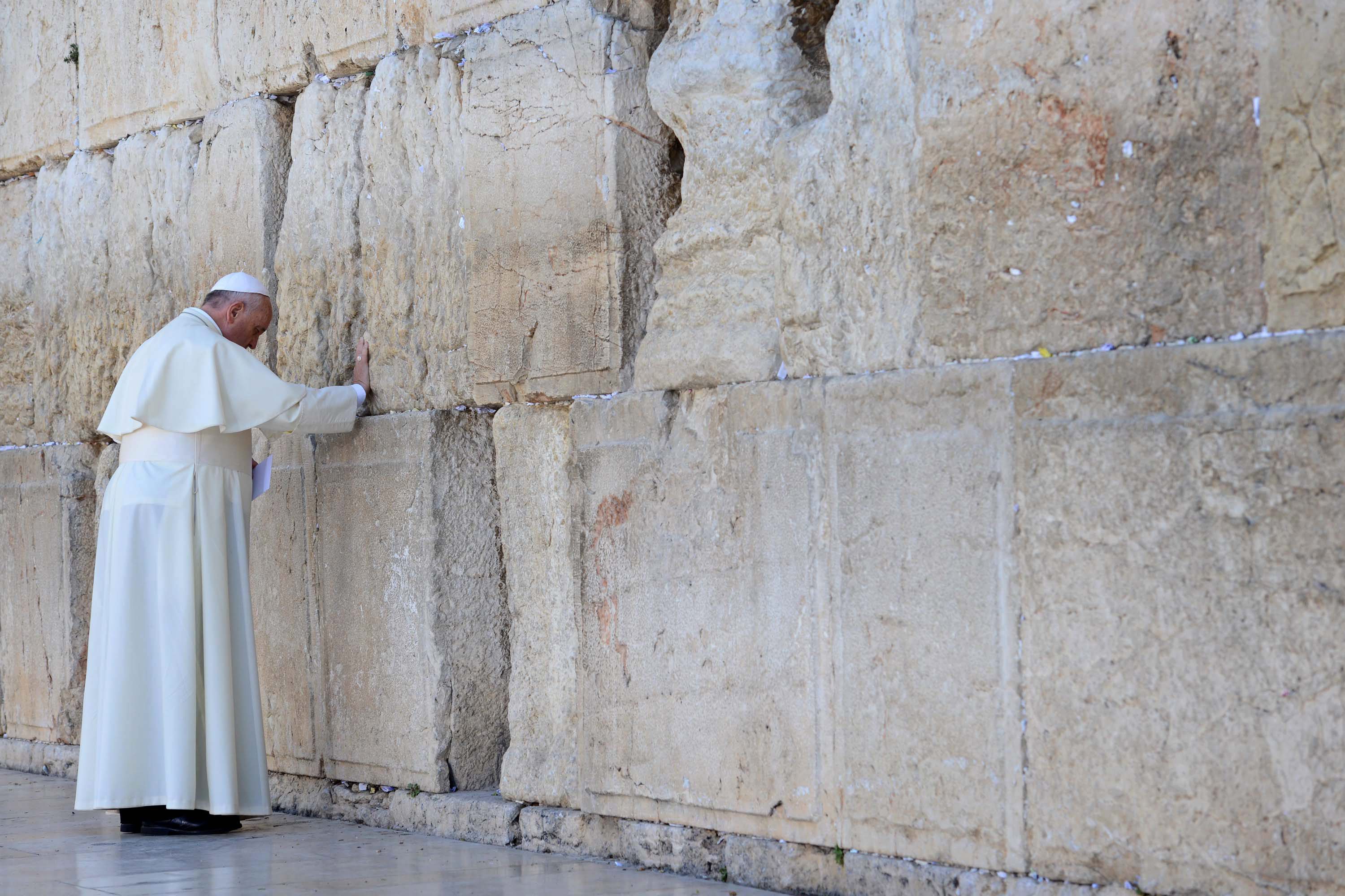 Πάπας: «Να βασιλεύσει η ειρήνη» το μήνυμα του στο Τείχος των Δακρύων