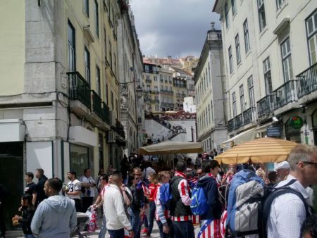 Στην μπάλα είναι αρκετή η ατμόσφαιρα…