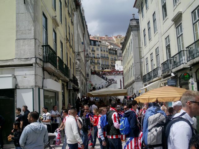Στην μπάλα είναι αρκετή η ατμόσφαιρα…
