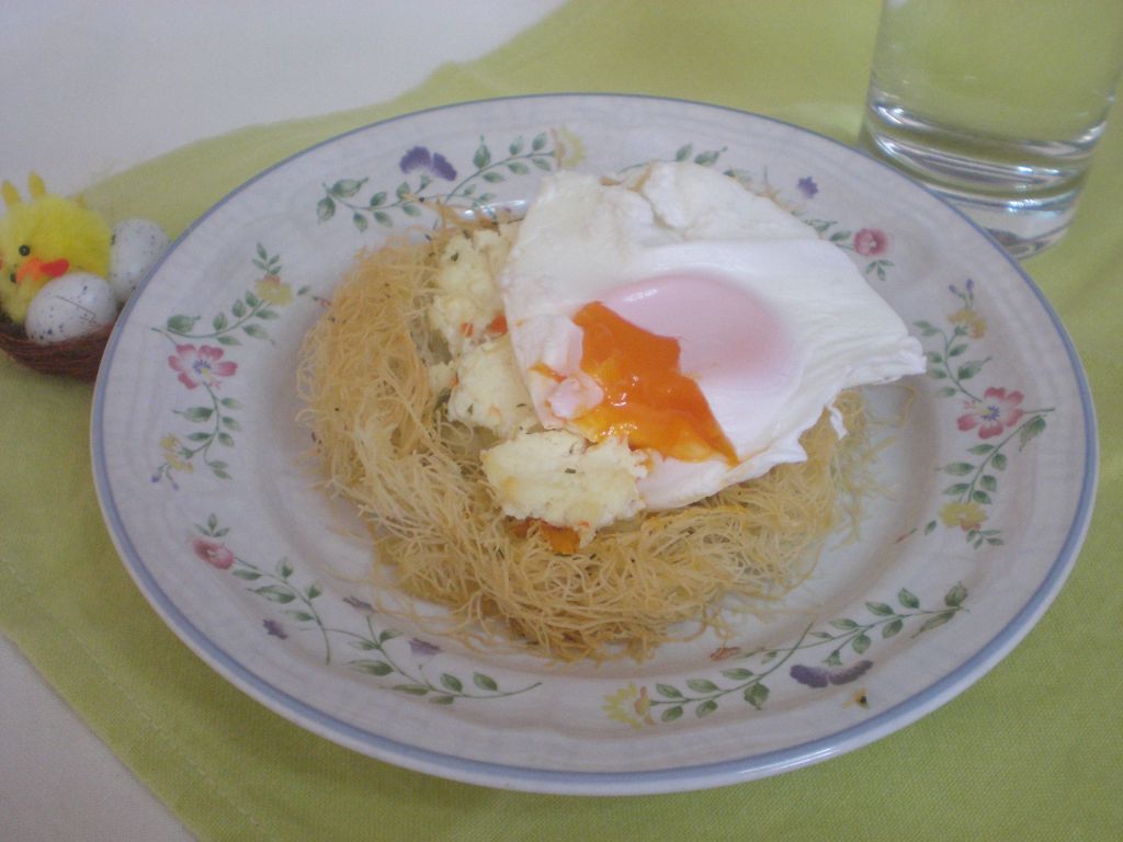 Φωλίτσες από κανταΐφι με ανθότυρο και αβγό